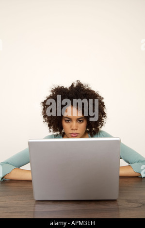 Jeune femme à l'aide de l'ordinateur portable Banque D'Images