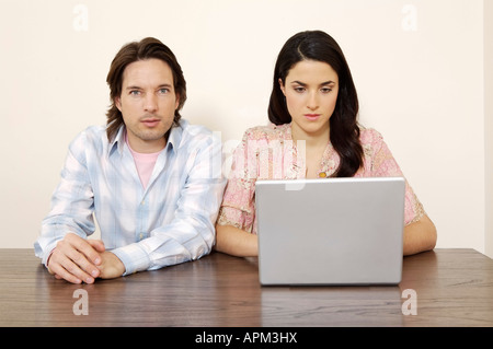 Couple avec un ordinateur portable Banque D'Images