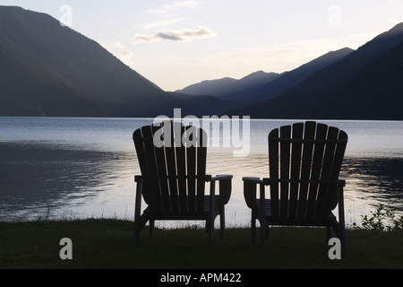 Chaises Adirondack sur les rives du lac Crescent Lake Lodge Parc National Olympique USA Washington Banque D'Images