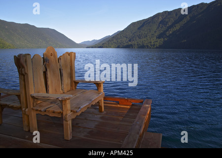 Chaise Adirondack sur banc style dock en lac Le lac Crescent Lodge Parc National Olympique USA Washington Banque D'Images