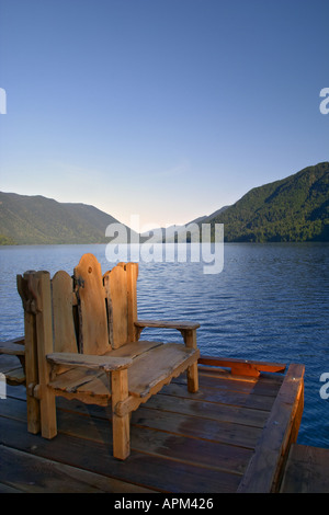 Chaise Adirondack sur banc style dock en lac Le lac Crescent Lodge Parc National Olympique USA Washington Banque D'Images