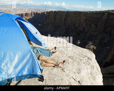 Couple tente par Cliff, high angle view, Moab, Utah, USA Banque D'Images