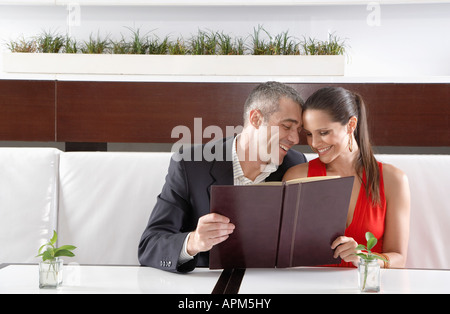 Couple reading menu de restaurant Banque D'Images