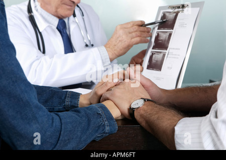 Doctor with patient at office Banque D'Images