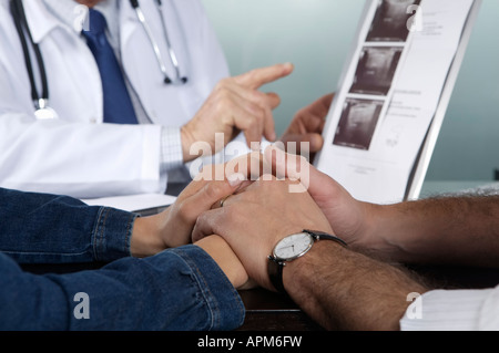 Doctor with patient at office Banque D'Images