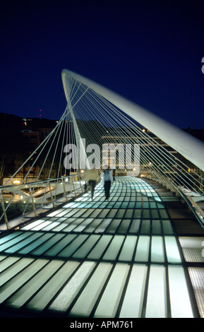 Zibizuri passent sur le Rio del menant à Bilbao le Musée Guggenheim à Bilbao, Espagne Banque D'Images