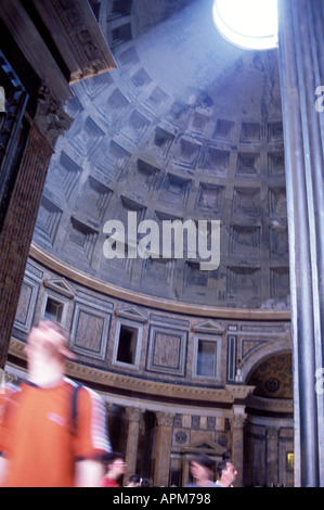 Jusqu'à à l'oculus de massive du Panthéon Rome Italie Banque D'Images