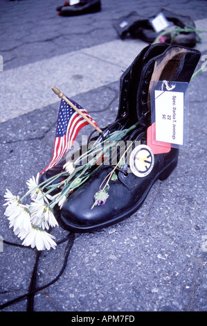 Bottes de soldats tués pendant la guerre avec l'Iraq mis à Union Square à des manifestations contre la guerre et pour amener les troupes Banque D'Images