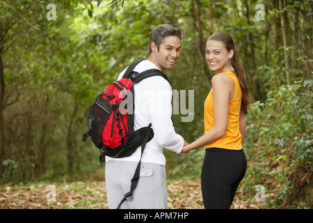 Couple holding hands en forêt, vue arrière, portrait Banque D'Images