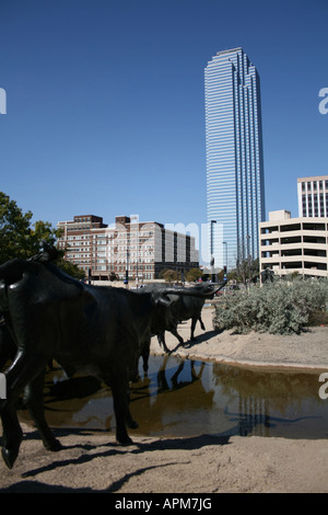 La Bank of America Plaza et Trail drive Texas Longhorn Cattle Sculpture de Pioneer Park Dallas Texas USA Octobre 2007 Banque D'Images