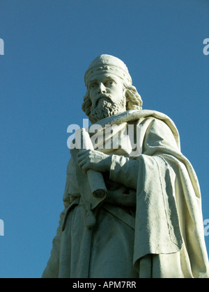 WANTAGE, Oxon, UK. 13 novembre 2004. Sculpté en pierre blanche, statue du roi Alfred se tient à plus de parking, marché et clients dans la place principale Banque D'Images