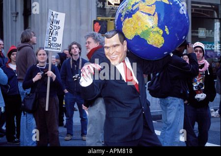 Un protestataire fait une déclaration habillé comme Bush tenant le monde dans ses griffes sanglante journée mondiale d'action 2004 de la ville de New York USA Banque D'Images