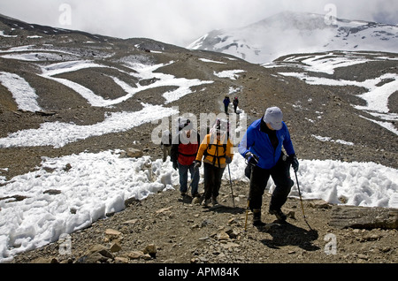 Les randonneurs près de Thorung La pass (5416m). Circuit de l'Annapurna trek. Le Népal Banque D'Images