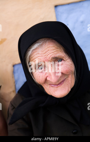 Une vieille femme en Transylvanie, Roumanie Banque D'Images