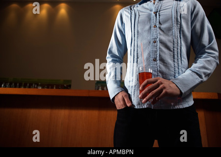 Homme avec un verre dans un bar Banque D'Images