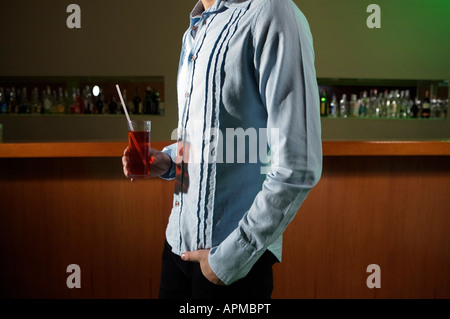 Homme avec un verre dans un bar Banque D'Images