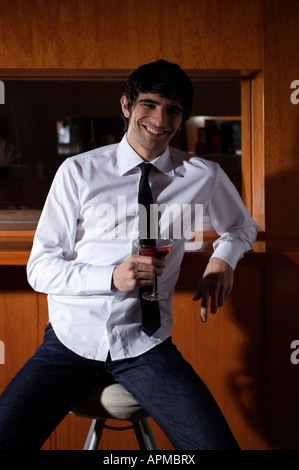 Homme avec un verre dans un bar Banque D'Images