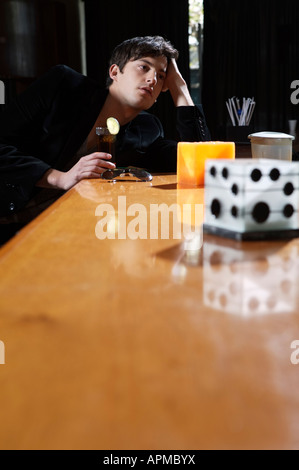 Homme dans un bar Banque D'Images