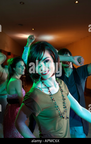 Groupe de personnes dansant dans un bar Banque D'Images