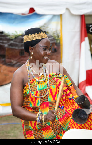 Batteurs et musiciens en robe à fleurs aux couleurs vives. Lors d'un Tarquair africaine femelle Fayre North East England summer fayre uk. Banque D'Images