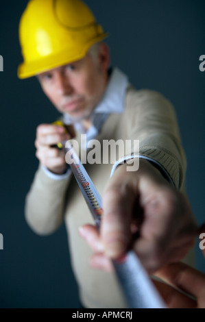 Architect holding ruban métrique Banque D'Images