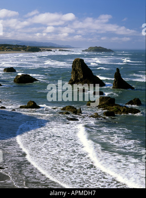 Les piles de la mer au large des côtes le long de la plage de Bandon sur côte sud de l'Oregon. Banque D'Images