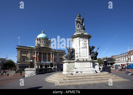 La statue de la Reine Victoria sur le dessus de la toilettes publiques à l'extérieur de l'hôtel de ville la reine Victoria Square Kingston Upon Hull Banque D'Images