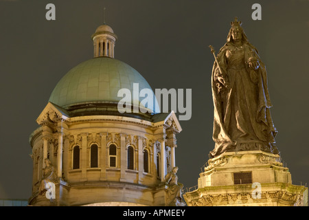 La statue de la Reine Victoria sur le dessus de la toilettes publiques à l'extérieur de l'hôtel de ville la nuit la reine Victoria Square Kingston Hull Banque D'Images