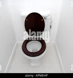 Toilettes avec siège en bois en nouvelle salle de bains Banque D'Images