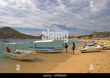 Fond de verre couverte de bateaux taxi plage Medano Cabo San Lucas Baja California au Mexique Banque D'Images