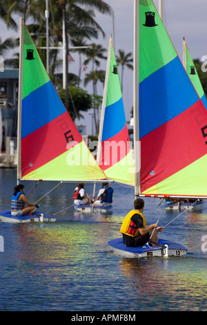 Les jeunes de l'école de voile du canal d'Ala Wai Honolulu Hawaii USA Banque D'Images