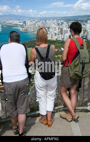 Sac à dos les visiteurs voir la plage de Waikiki et Honolulu à partir du haut du volcan Diamond Head Oahu Hawaii USA Banque D'Images