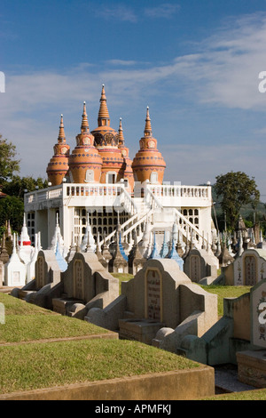 Des pierres tombales inhabituelle les pierres tombales du Cimetière chinois Thaïlande Kanchanaburi Banque D'Images