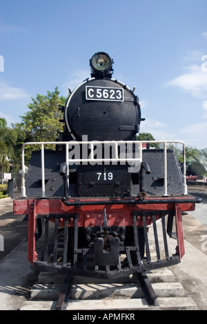 Vieille locomotive afficher Pont de la rivière Kwai Kanchanaburi Thaïlande railway station Banque D'Images