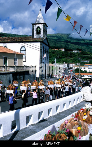 Les participants locaux qui participent à l'Esprit Saint Festival près de Lajes do Pico dans les Açores Banque D'Images