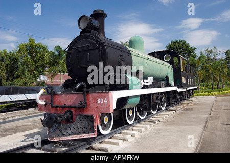 Vieille locomotive afficher Pont de la rivière Kwai Kanchanaburi Thaïlande railway station Banque D'Images