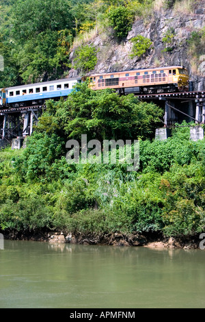 Train de voyageurs le Krasae pont sur chevalets en bois de fer la Birmanie Thaïlande Kanchanaburi Banque D'Images