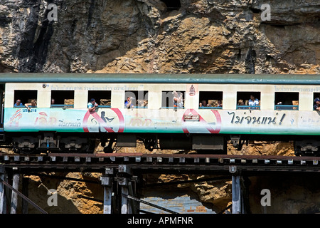 Train de voyageurs le Krasae pont sur chevalets en bois de fer la Birmanie Thaïlande Kanchanaburi Banque D'Images