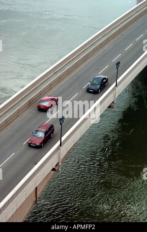 Le trafic traversant un pont au Conway Dans le Nord du Pays de Galles Banque D'Images