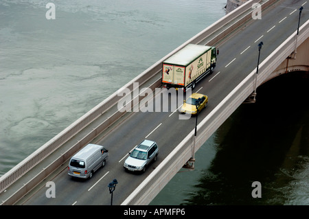 Le trafic traversant un pont au Conway Dans le Nord du Pays de Galles Banque D'Images