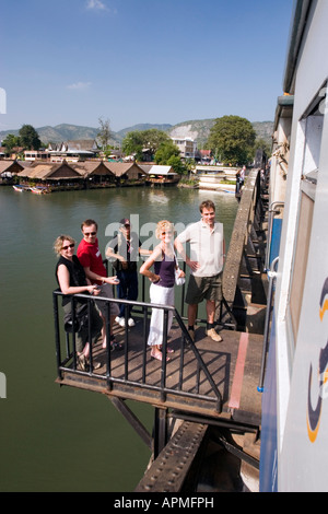 Les visiteurs se tenir sur le parapet train passe la rivière Kwai Thaïlande Kanchanaburi Pont Banque D'Images