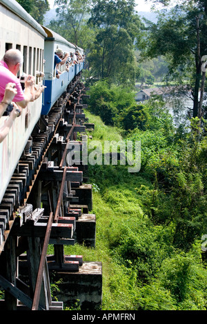 Train de voyageurs le Krasae pont sur chevalets en bois de fer la Birmanie Thaïlande Kanchanaburi Banque D'Images