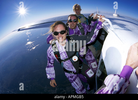 Skydivers holding sur à côté de plan autour de sauter Titusville Floride USA Banque D'Images