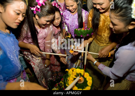 Les jeunes femmes d'un flotteur léger festival de Loy Krathong Jong Kham Lac de Mae Hong Son, Thaïlande Banque D'Images