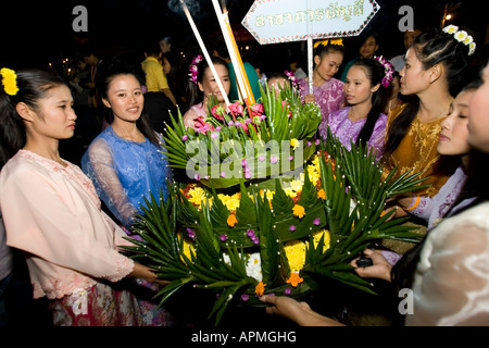 Les jeunes femmes d'un flotteur léger festival de Loy Krathong Jong Kham Lac de Mae Hong Son, Thaïlande Banque D'Images