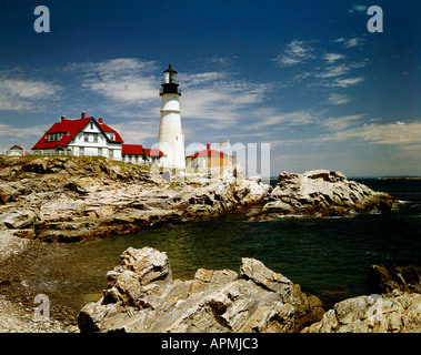 Les eaux de l'océan Atlantique se laver sur le promontoire rocheux du sud où le phare de Portland dans le Maine à la sécurité des marins guides et de refuge Banque D'Images