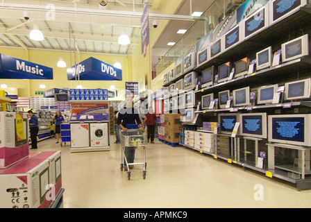 Télévision Tesco Extra super service électrique en sortie de magasin affinage en fûts de Stockport Cheshire North West UK GB EU Europe Banque D'Images