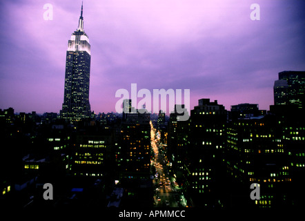 New York le coucher du soleil avec des bâtiments éclairés Banque D'Images