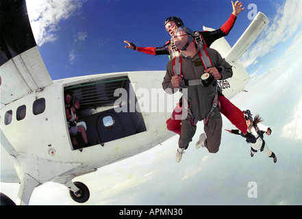 Les parachutistes sautant d'avion Banque D'Images