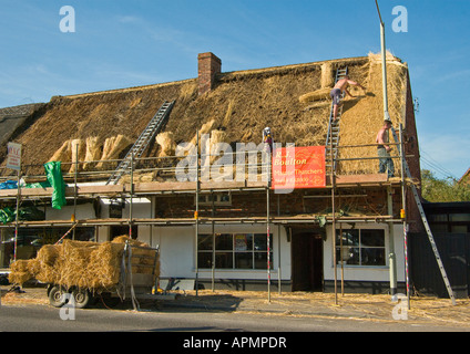 Remplacement de Thatcher sur le toit de chaume vieux cottage dans Hungerford Berkshire England UK UE Banque D'Images